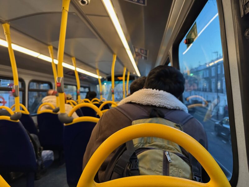 Le deuxième étage des "Double Decker", les célèbres bus à impériale de Lodnres, offre un point de vue inhabituel sur la vie londonienne