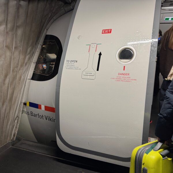 La vue sur la porte de l'Airbus A320neo, en embarquant à bord du vol SK559 entre Copenhague et Paris avec Scandinavian Airlines (SAS)