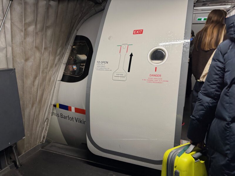 La vue sur la porte de l'Airbus A320neo, en embarquant à bord du vol SK559 entre Copenhague et Paris avec Scandinavian Airlines (SAS)