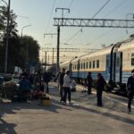 L'effervescence sur le quai n°1 de la gare d'Almaty, à l'arrivée d'un train