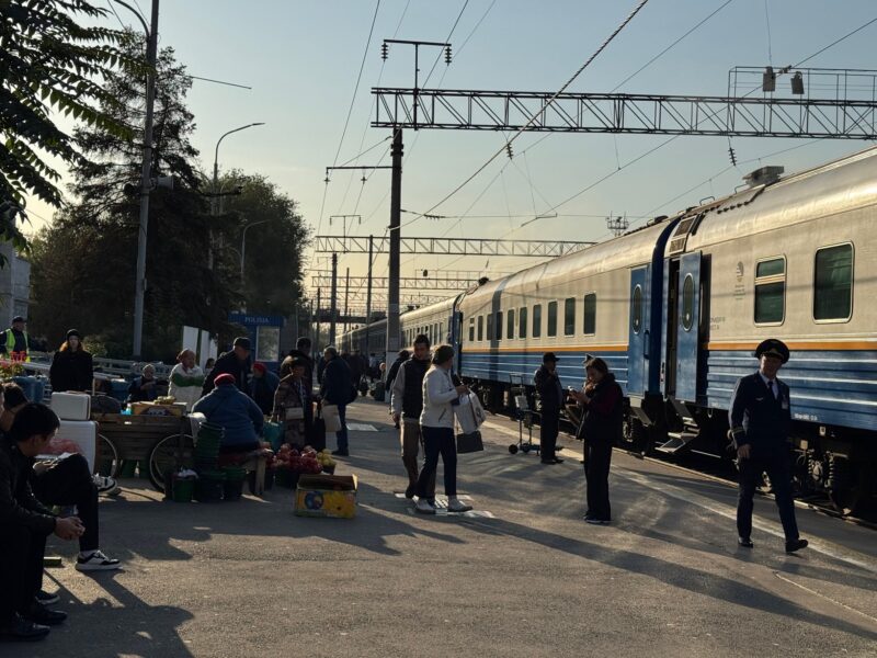 L'effervescence sur le quai n°1 de la gare d'Almaty, à l'arrivée d'un train
