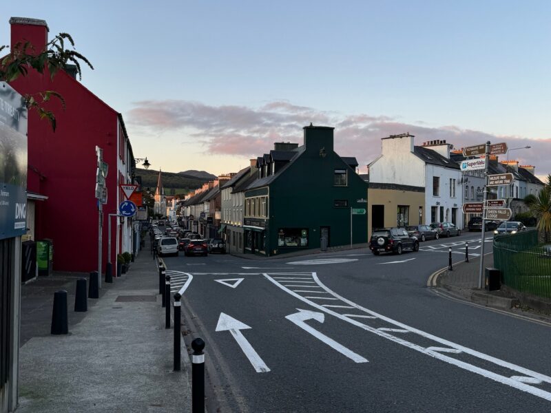 Le marquage au sol très explicite à l'approche d'un rond-point en Irlande (ici, à Kenmare)