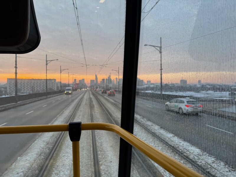 La vue depuis l'arrière d'un tramway, en traversant la Vistule en direction du quartier de Praga, sur la rive droite