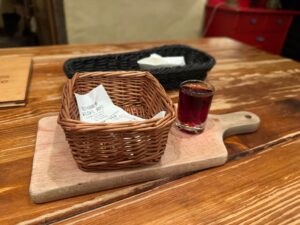 Dans ce restaurant de Poznan, l'addition vient accompagnée d'un petit verre de vodka polonaise !