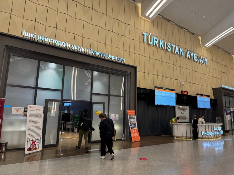 Le hall des départs domestiques de l'aéroport de Turkestan, juste avant de passer les filtres de sécurité