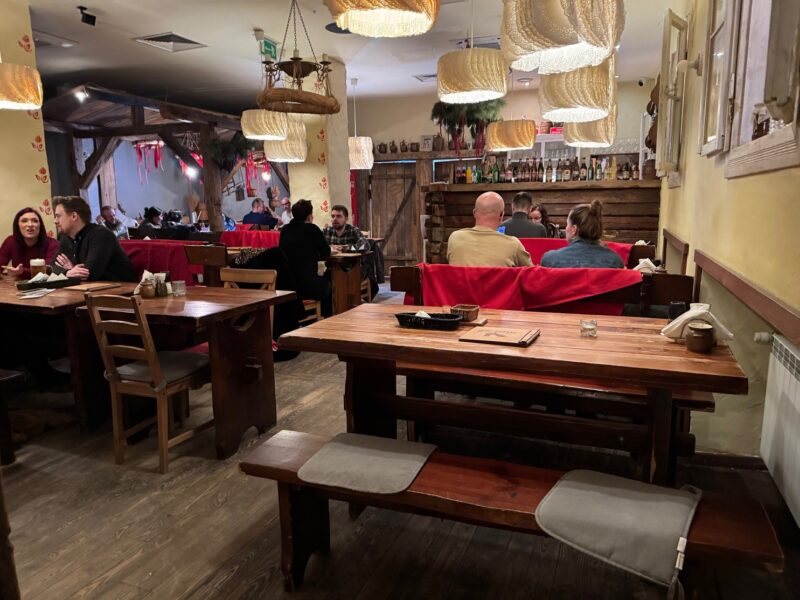 La salle du restaurant Wiejskie Jadło à Poznan, avec ses larges tablées