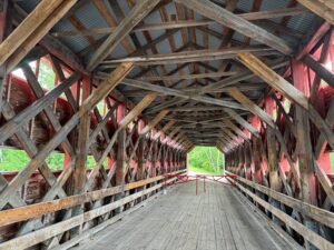 Le pont Beauséjour est construit selon le modèle "Town élaboré", comme la plupart des ponts couverts qui subsistent au Québec