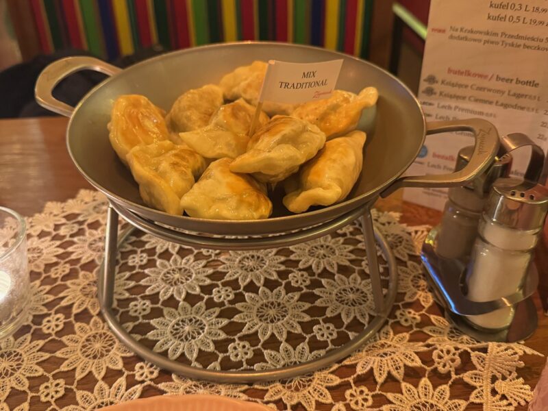 Un mix de pierogi dans la chaîne de restaurants Zapiecek, à Varsovie (Pologne) : une déception, malheureusement...