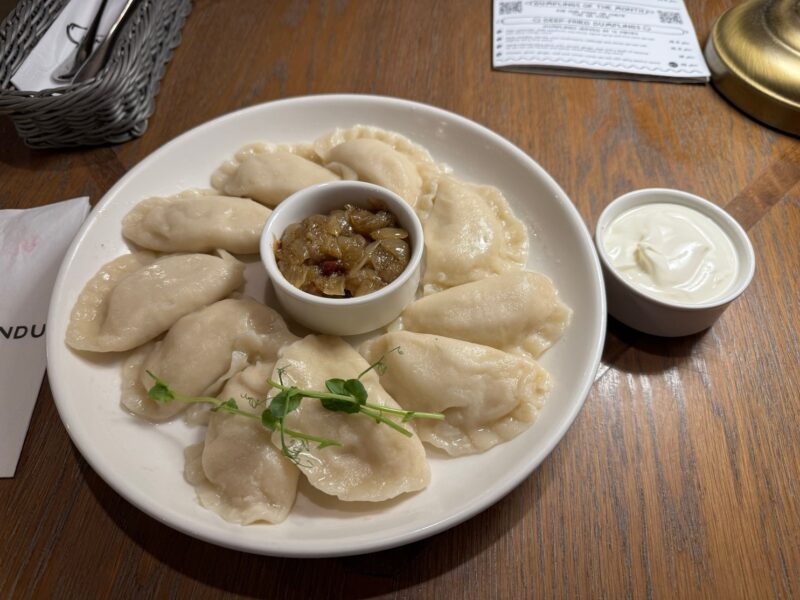 Des pierogi ruskie servis à la Pierogarnia Mandu, à Gdansk (Pologne)