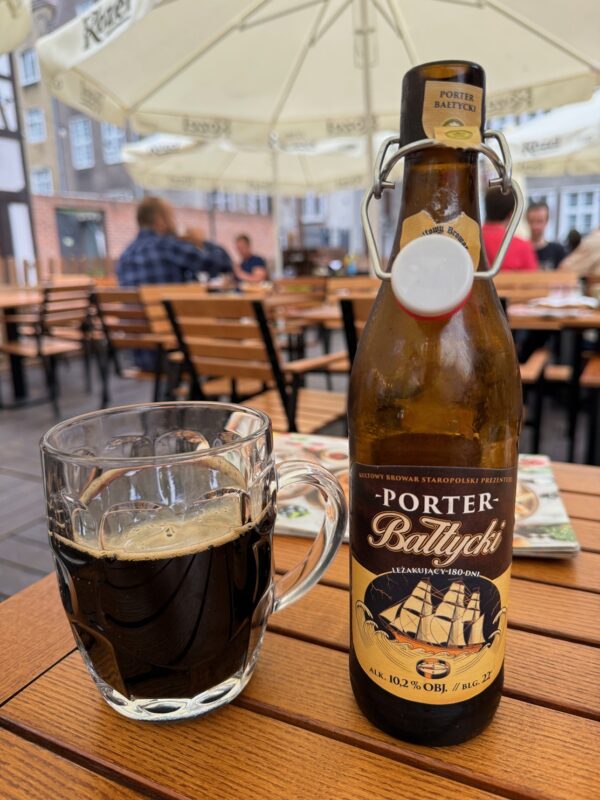 Une bière Porter bałtycki servie dans un restaurant de Gdansk (Pierogarnia Stary Młyn)