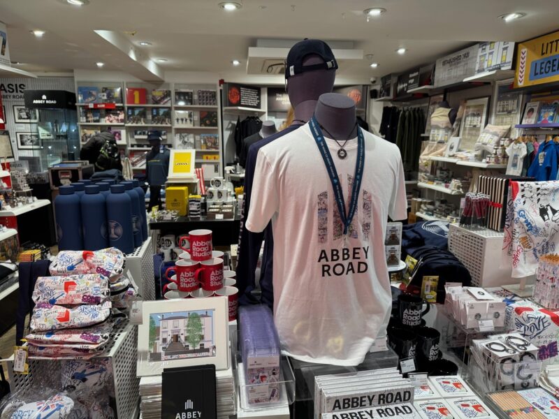 L'intérieur de la boutique des studios Abbey Road, à Londres (Royaume-Uni)