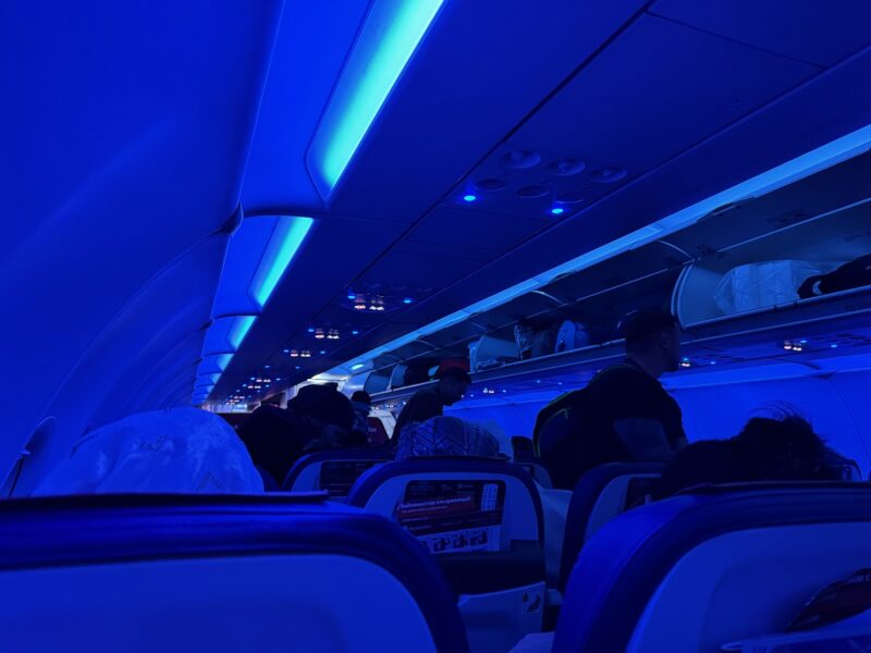 Vue sur la cabine de l'A320 de FlyArystan, pendant l'embarquement à l'aéroport de Turkestan