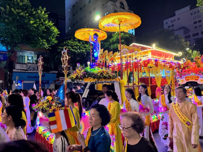 Ce camion a été décoré spécialement pour l'occasion en char, pour fêter l'anniversaire de Bouddha (Phật Đản)
