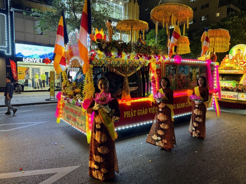 Des femmes vietnamiennes posent avec leur fleur de lotus, à l'occasion des défilés de Phật Đản dans les rues de Hanoï