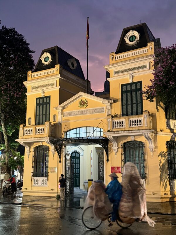 La façade du "commissariat de police" de Hanoï, près du lac Hoan Kiem