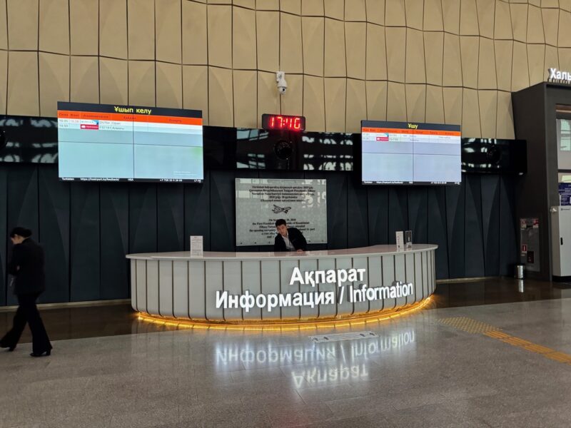 Le comptoir d'information, à l'entrée du terminal de l'aéroport de Turkestan (Kazakhstan)