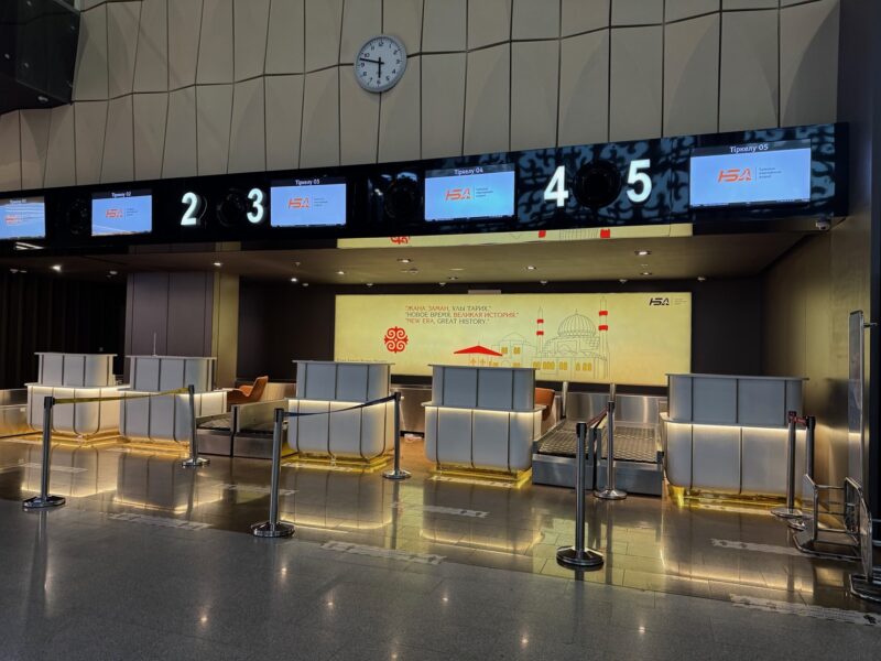 Près de 3 heures avant le départ, les comptoirs d'enregistrement à l'aéroport de Turkestan sont encore désespérément vides
