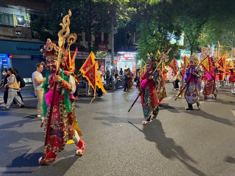 Ambiance de carnaval dans les rues de Hanoï pour les fêtes du Phật Đản...