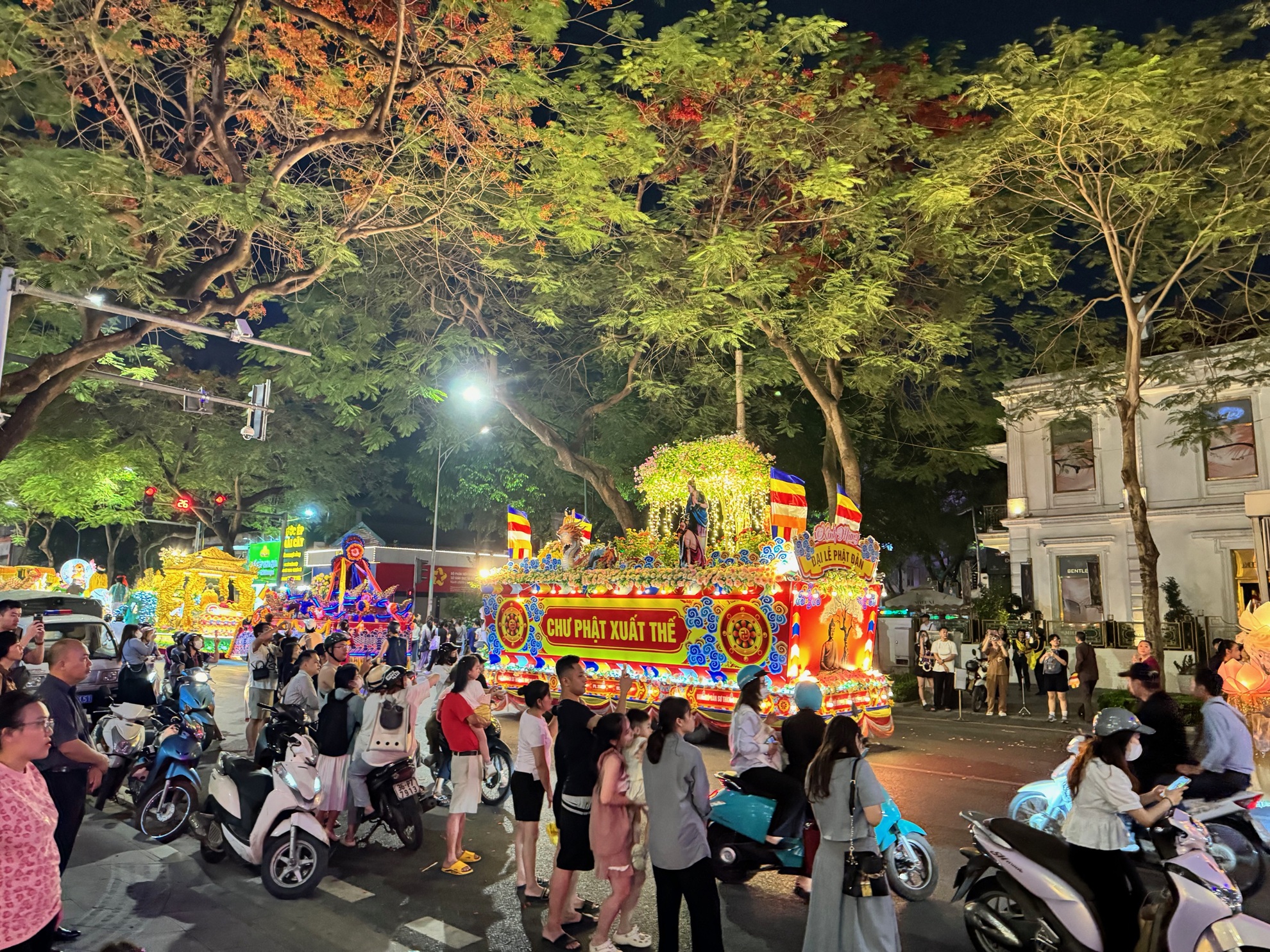 Des chars défilent pour les célébrations de Phật Đản (anniversaire de Bouddha) dans les rues de Hanoï (Vietnam)