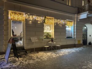 La devanture du restaurant "U Kresowiaka" à Varsovie (Pologne)