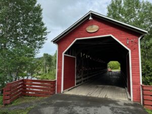 L'entrée du Pont Beauséjour, l'un des ponts couverts remarquables du Québec