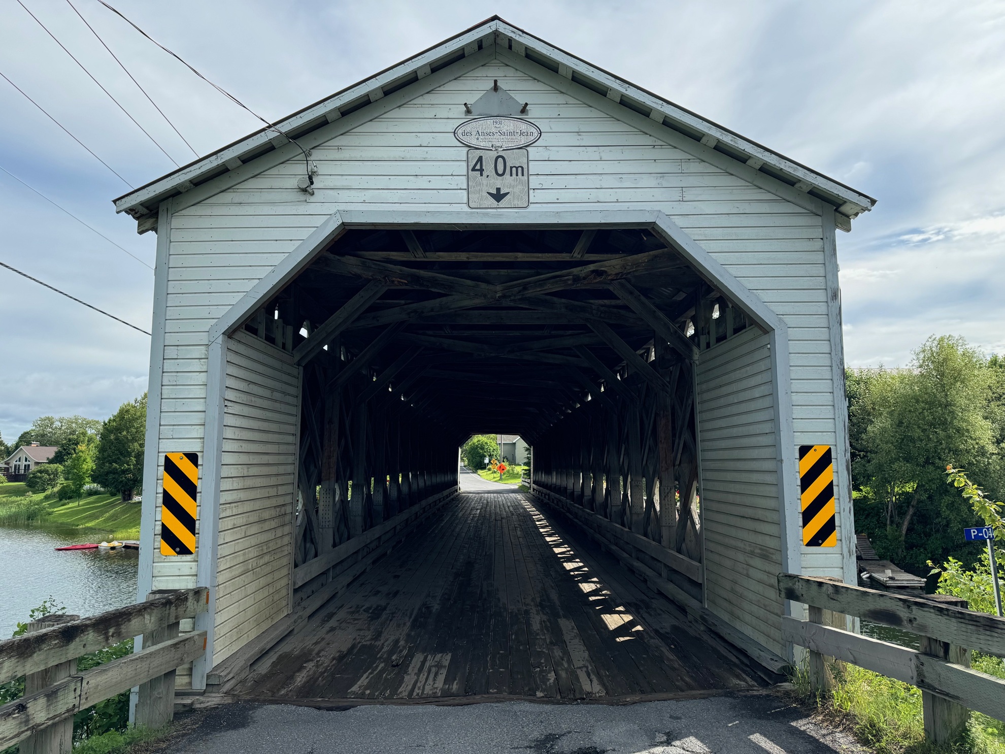 L'entrée du Pont des Anses-Saint-Jean, à Amqui (Québec) : ce pont couvert peut être traversé en voiture