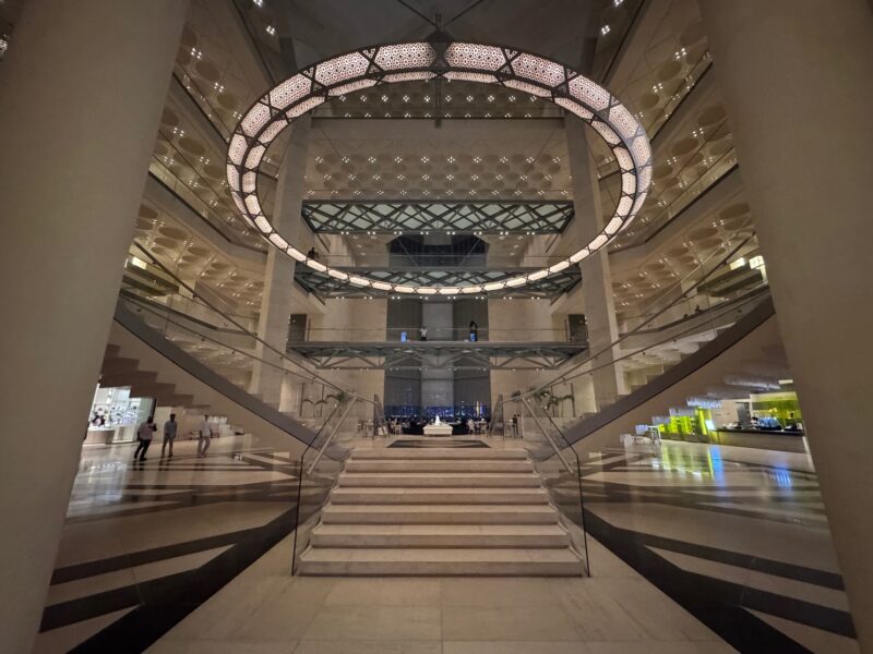 Le grand hall monumental du musée d'Art islamique, à Doha (Qatar)