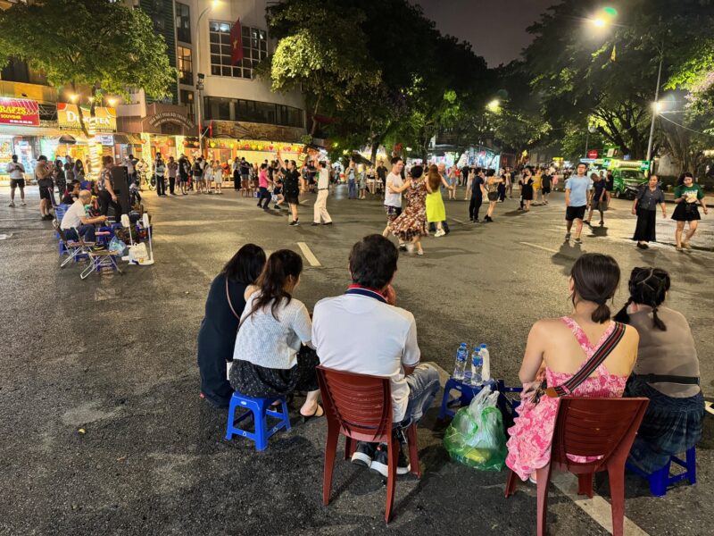 Des groupes de Vietnamiens dansant dans la rue (piétonnisée en soirée), près du lac Hoan Kiem à Hanoï (Vietnam)