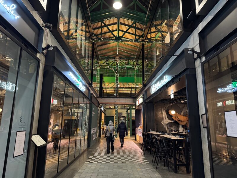 Les Hala Koszyki de Varsovie sont un lieu branché où manger, non loin du Palais de la science et de la culture