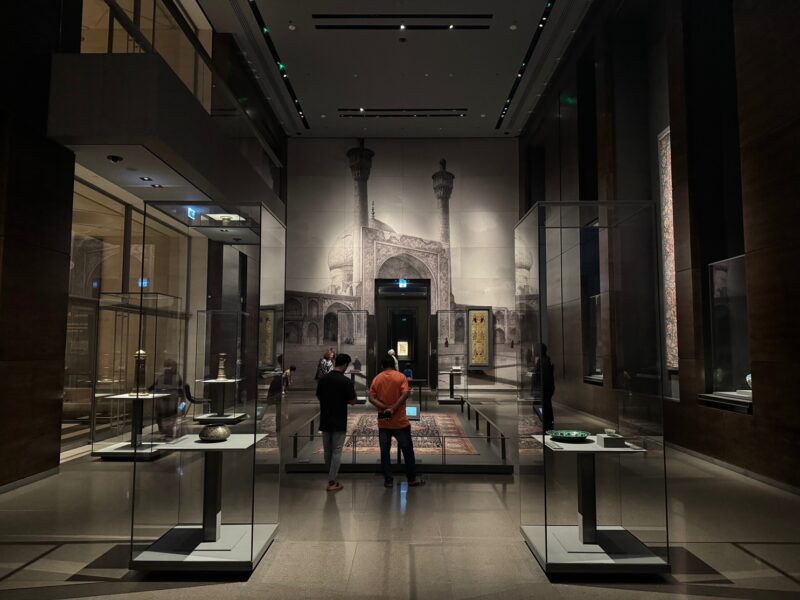 Vue de l'intérieur d'une salle d'exposition du musée d'art islamique de Doha (Qatar)