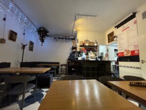 À l'intérieur de la Pierogarnia "U Kresowiaka", quelques tables permettent de manger sur place