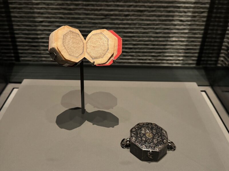 Un exemplaire miniature du Coran, datant du 16e siècle et retrouvé en Iran, exposé au musée