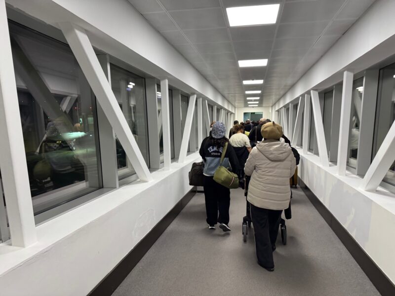 Les passagers attendant dans la passerelle avant d'embarquer à bord du vol FS7162 à l'aéroport de Turkestan