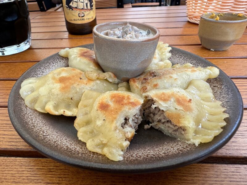 Un délicieux plat de pierogis dégusté à la Pierogarnia Stary Młyn, à Gdansk (Pologne)