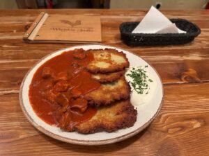 Des galettes de pommes de terre et du goulash : un plat "léger" servi au restaurant Wiejskie Jadło de Poznan (Pologne)