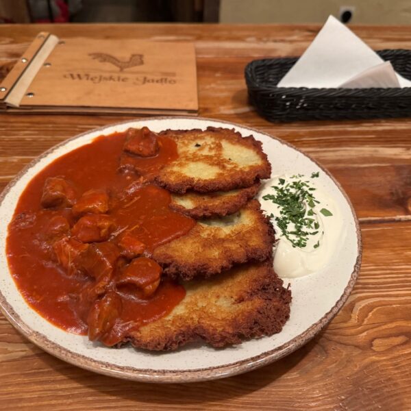 Des galettes de pommes de terre et du goulash : un plat "léger" servi au restaurant Wiejskie Jadło de Poznan (Pologne)