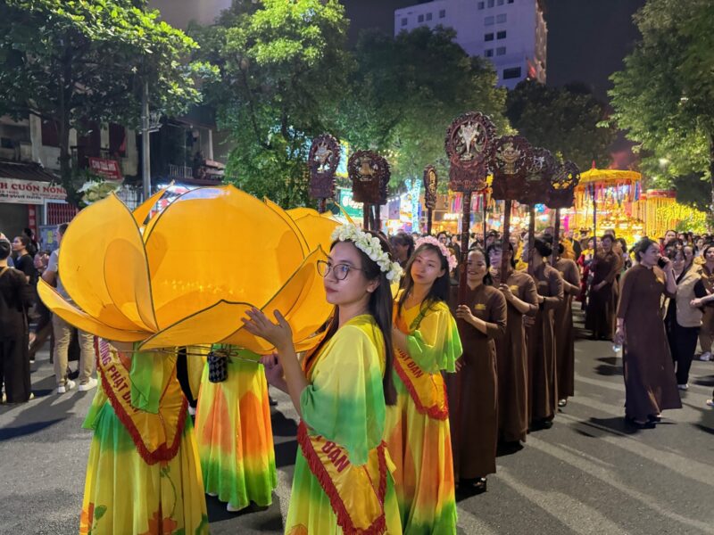 La lumière et la fleur de lotus semblent être les deux symboles du Phật Đản !