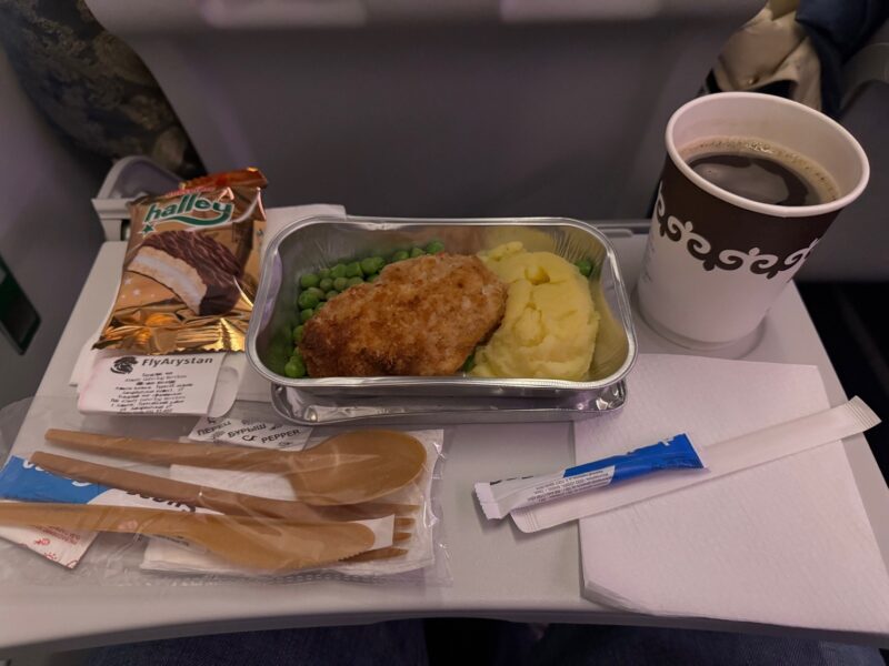 Le repas commandé à bord du vol FS7162 de FlyArystan, entre Turkestan et Almaty (Kazakhstan)
