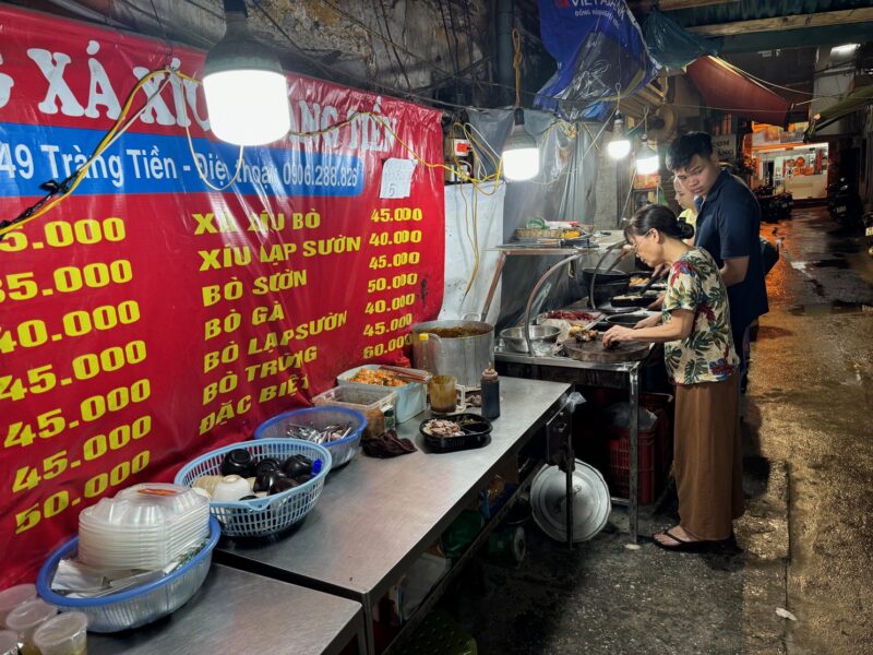 Les cuisines du restaurant où je dégusterai mon premier repas au Vietnam, dans une ruelle du quartier de Trang Tien
