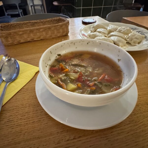 Une soupe du jour (déjà partiellement bue !) et une assiette de pierogis, servis à la Pierogarnia « U Kresowiaka », à Varsovie (Pologne)