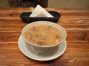 Un żur (la soupe polonaise traditionnelle) servie au restaurant Wiejskie Jadło de Poznan (Pologne)