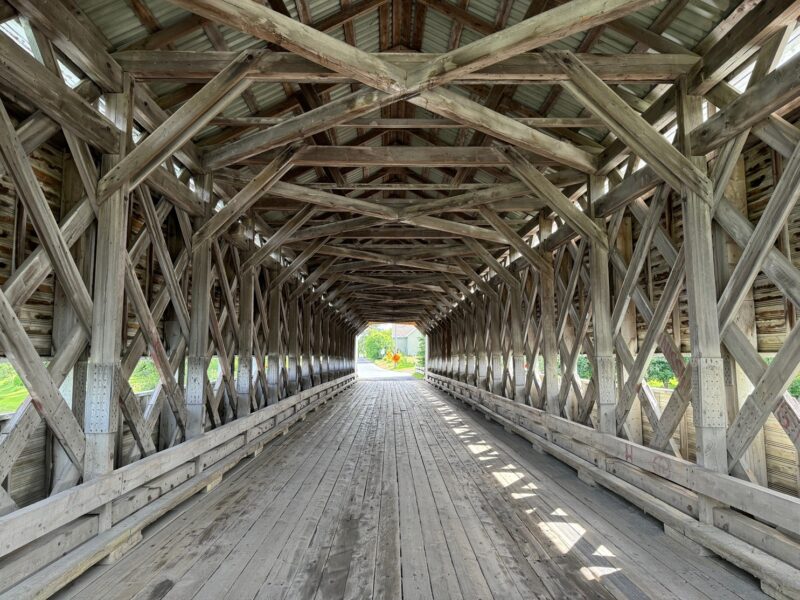 La structure en losange à l'intérieur du pont couvert des Anses-Saint-Jean est typique du modèle "Town élaboré"
