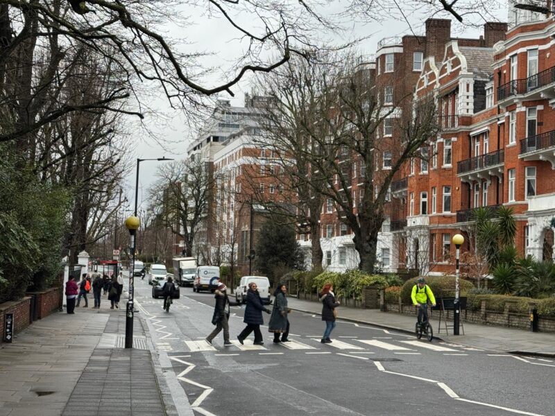 Des touristes traversent le passage piéton de Abbey Road, comme les Beatles sur la pochette de leur dernier album