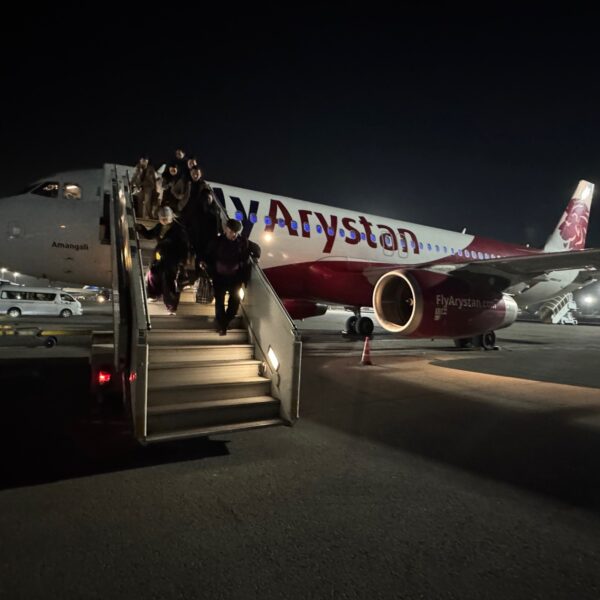 Un A320 de FlyArystan, lors du débarquement sur le tarmac de l'aéroport d'Almaty (Kazakhstan)