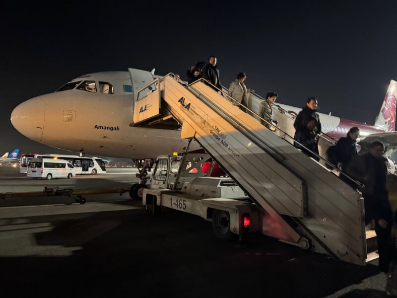 La vue sur notre A320 de FlyArystan lors du débarquement sur le tarmac de l'aéroport d'Almaty (Kazakhstan)
