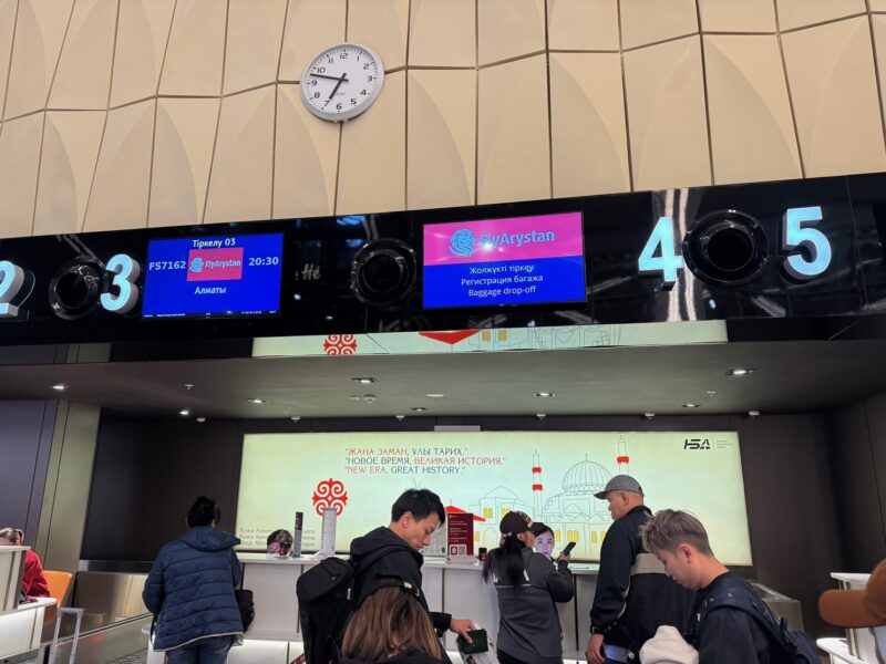 Les comptoirs d'enregistrement ouvrent un peu moins de 2h avant le départ de notre vol FlyArystan pour Almaty