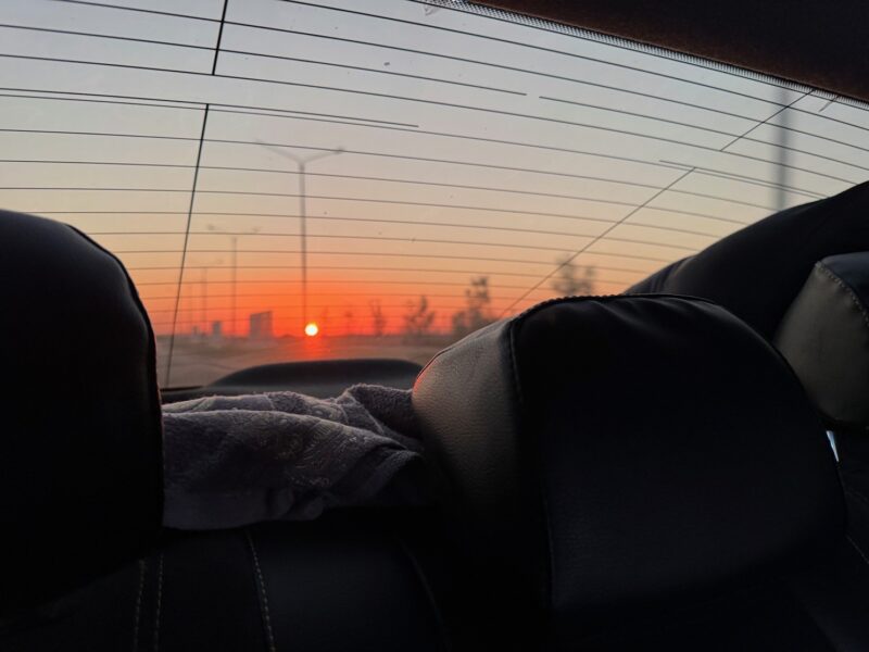 La vue par la vitre arrière sur le coucher du soleil, en rejoignant l'aéroport de Turkestan avant mon vol pour Almaty