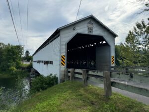 Le Pont des Anses-Saint-Jean est un pont couvert ouvert au trafic routier