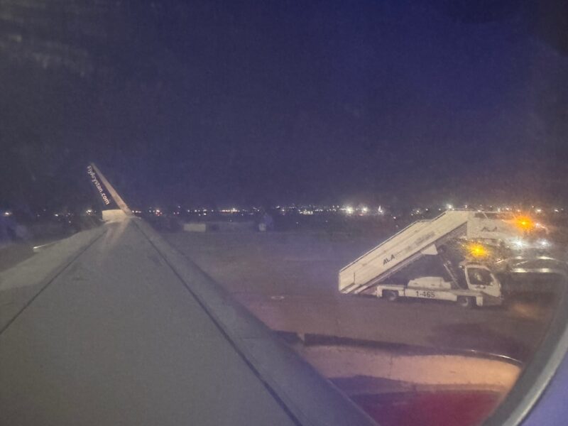 La vue depuis le hublot à l'arrivée au parking de l'aéroport d'Almaty (Kazakhstan) en provenance de Turkestan avec FlyArystan