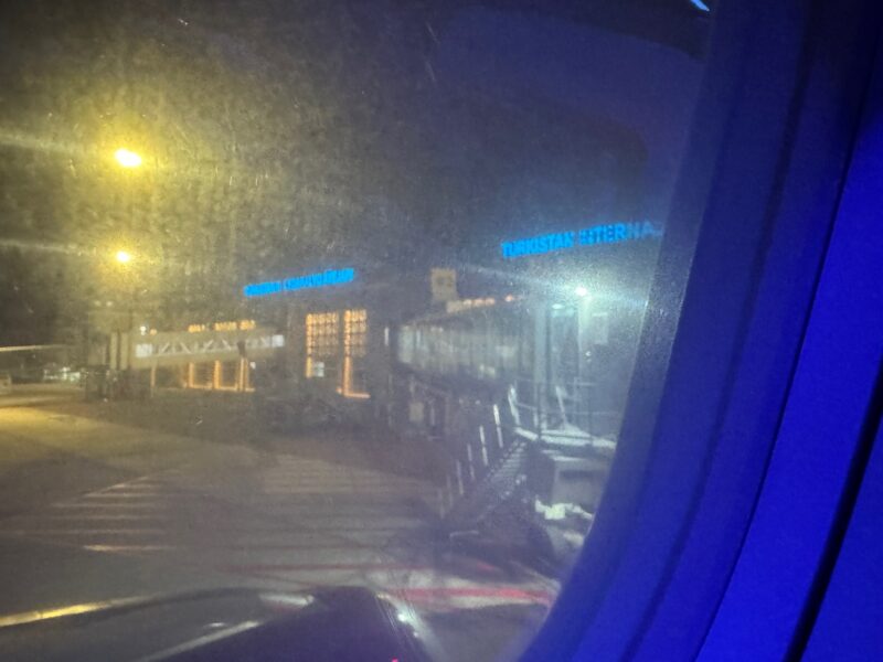 Dernière vue avant le repoussage à l'aéroport de Turkestan, à travers le hublot brumeux de notre A320...